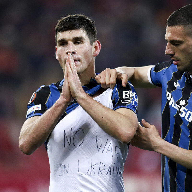 epa09782324 Atalanta's player Ruslan Malinovskyi (L) celebrates showing a shirt with a 'No war in Ukraine' lettering after scoring a goal during the UEFA Europa League play-off second leg soccer match Olympiacos vs Atalanta held at G. Karai?skakis Stadium in Piraeus, Greece, 24 February 2022. EPA/GEORGIA PANAGOPOULOU