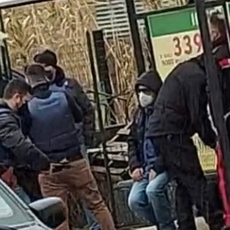 Gaetano Rampello seduto alla fermata del bus subito dopo l'omicidio del figlio