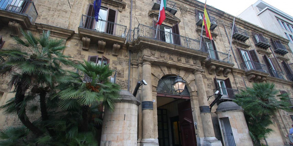 https://assets.gds.it/2022/02/Palazzo-dOrleans-presidenza-regione-siciiana-Palermo-970x485.jpg