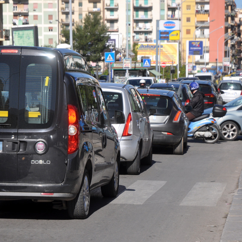 Traffico e disagi si ripercuotono in via Oreto per i restringimenti e le limitazioni che riguardano il Ponte Corleone (foto Fucarini)