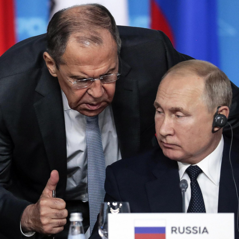 Il ministro degli Esteri russo Sergei Lavrov assieme a Putin