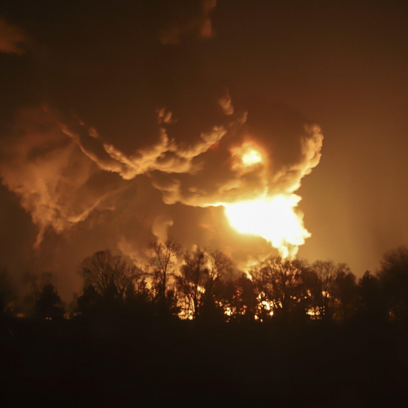 Un deposito petrolifero incendiato a Vasylkiv, vicino a Kiev