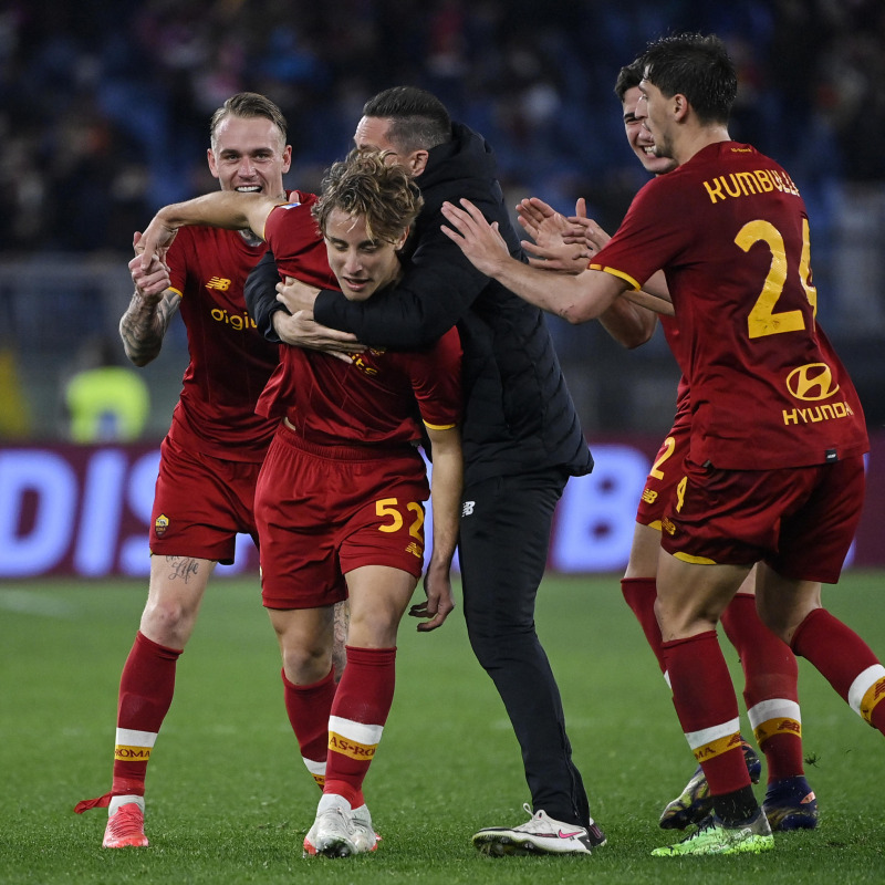 Edoardo Bove festeggiato dai compagni dopo il gol
