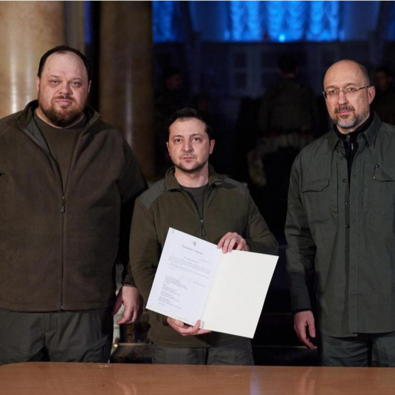 Zelensky (al centro) il giorno della firma della richiesta dell'adesione all'Ue: nella foto è con il primo ministro Denys Shmyhal (a destra) e con lo speaker del Parlamento Ruslan Stefanchuk (a sinistra), che potrebbe sostituire il presidente se questi dovesse essere catturato o ucciso