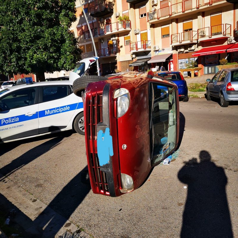 L'auto capovolta in via Mico Geraci