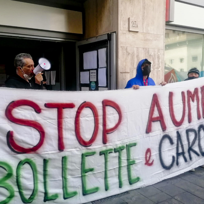 Striscioni contro gli aumenti delle bollette esposti in occasione dell'occupazione simbolica da parte di attivisti delle 'Reti sociali contro gli aumenti e il carovita' all'esterno di una sede dell'Enel di Napoli, 28 ottobre 2021. ANSA