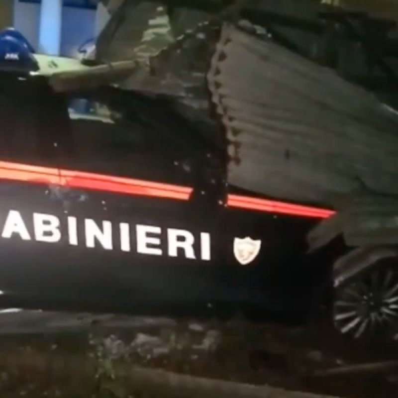 L'auto dei carabinieri dopo l'incidente in via Fermi a Partinico