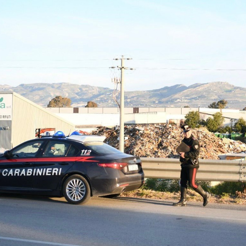 I carabinieri davanti al deposito di Omnia srl, a Licata