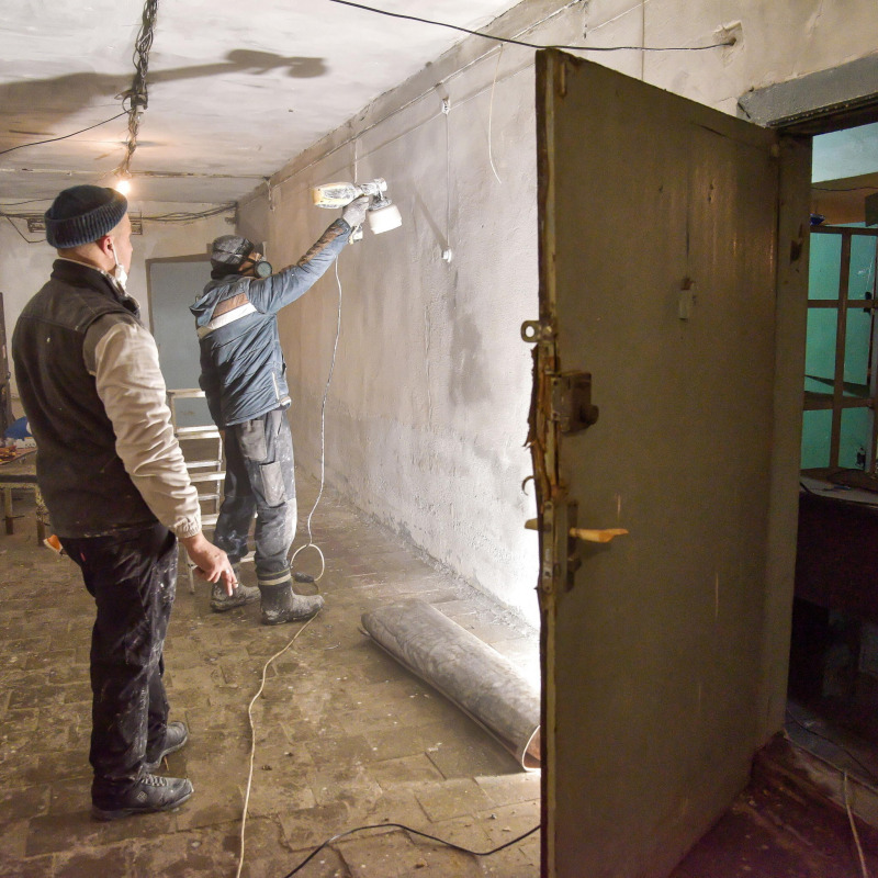 Gli ucraini costruiscono rifugi antiaerei a Leopoli