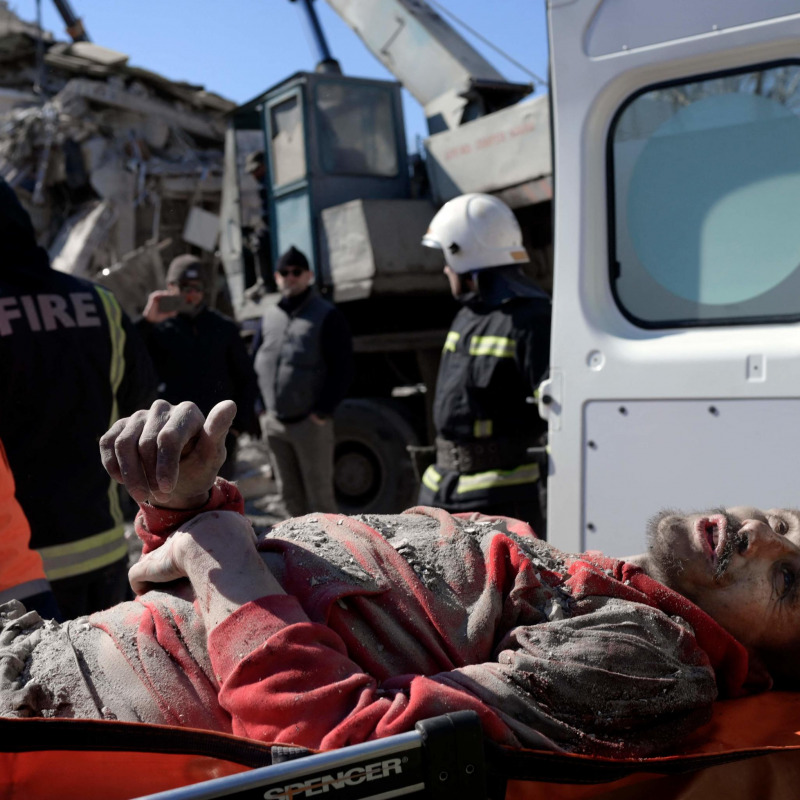 Un uomo ferito durante i bombardamenti