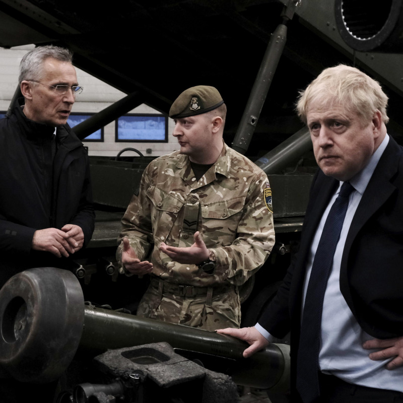 Boris Johnson con il Segretario Generale della Nato Jens Stoltenberg in visita alle forze Nato in servizio nella base di Tapa, in Estonia