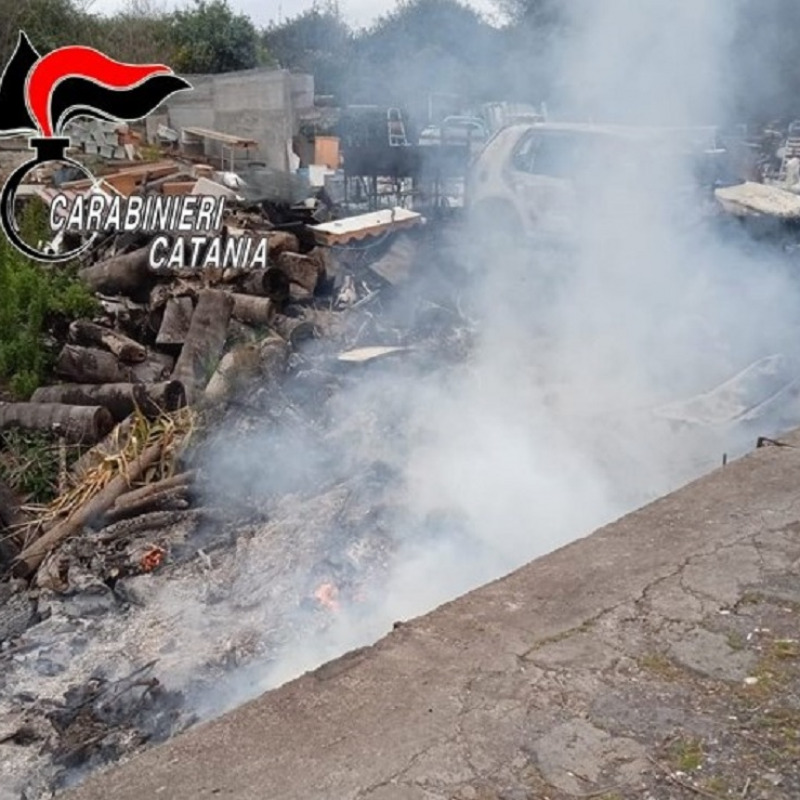 Il fumo dei rifiuti bruciati nella discarica abusiva di Valverde