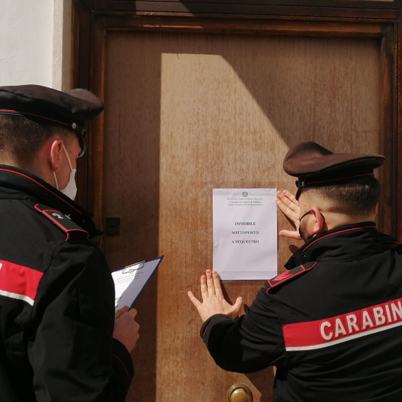 I carabinieri impegnati nella confisca e nel riquadro Vincenzo Graziano