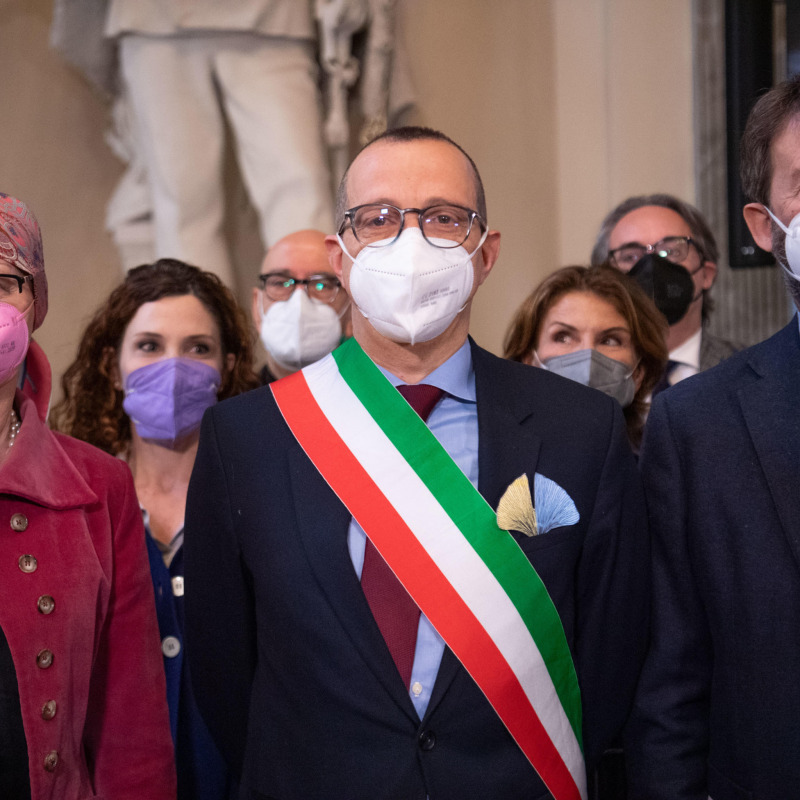 Matteo Ricci, sindaco di Pesaro, tra il ministro Dario Franceschini e la presidente della giuria Silvia Calandrelli