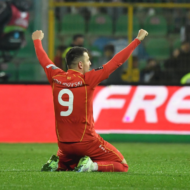 Aleksandar Trajkovski esulta: ha appena realizzato il gol che caccia l'Italia fuori dal Mondiale