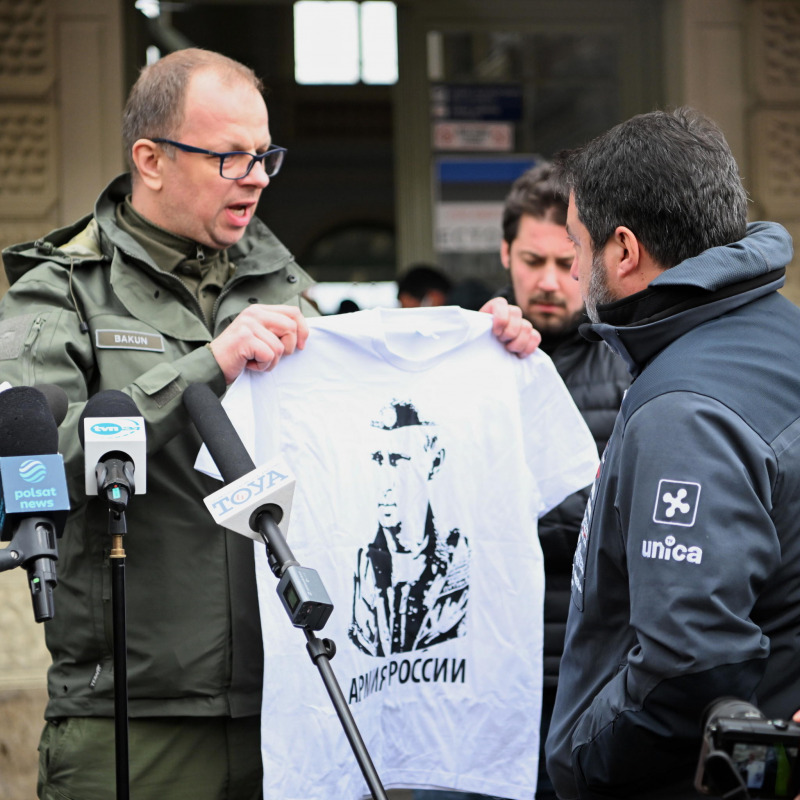 Il sindaco di Przemysl, Wojciech Bakun, mostra a Salvini la maglietta con il volto di Putin