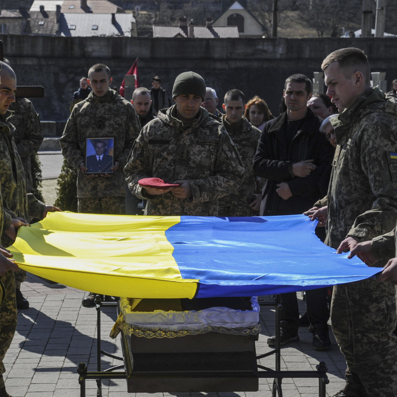 Il funerale di un soldato ucraino morto, a Leopoli
