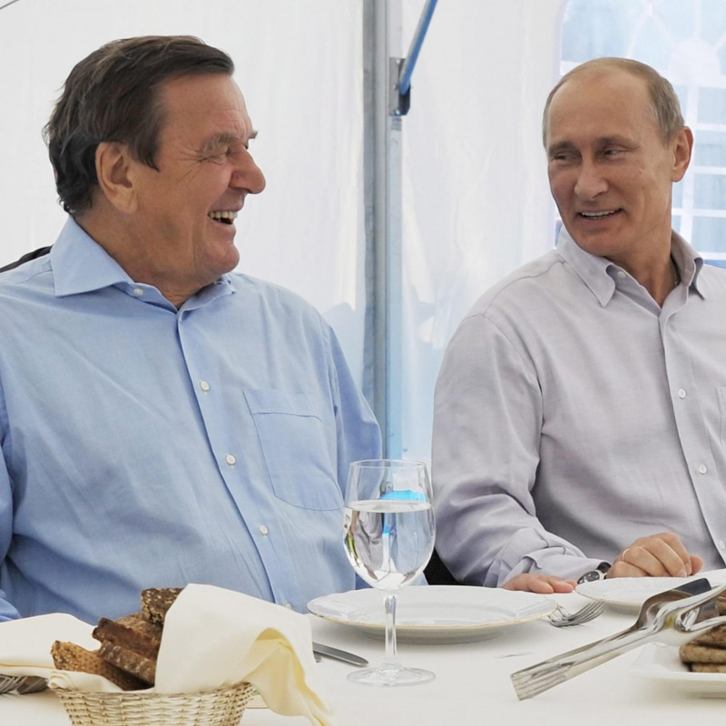 Vladimir Putin e Gerhard Schroeder (a sinistra) in una foto del 2011