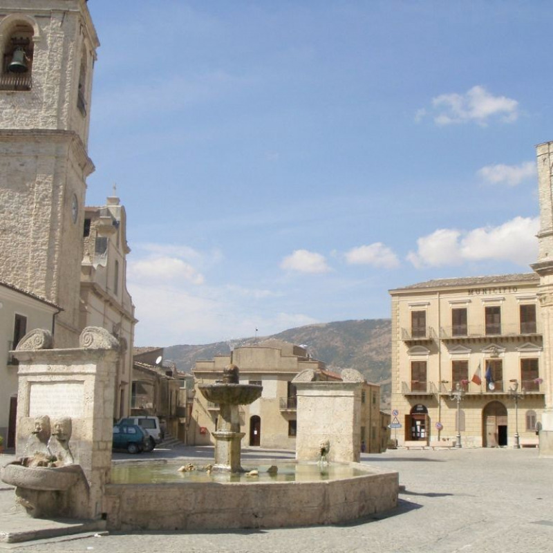 La piazza di Palazzo Adriano