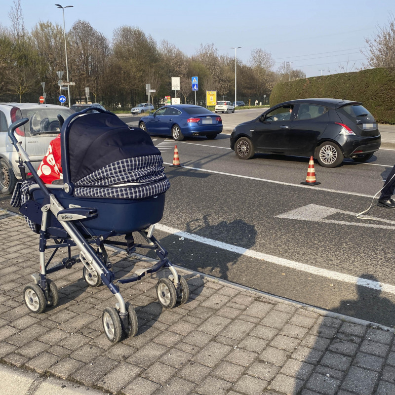 Un bimbo di pochi mesi è morto in un incidente, avvenuto in via del Plebiscito a Padova