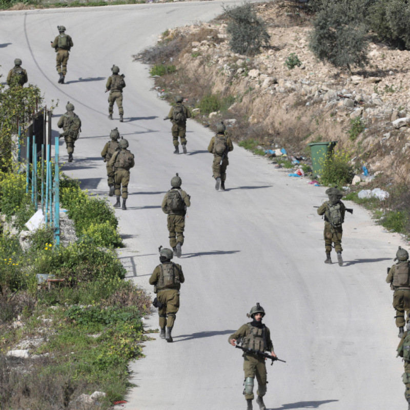 Le forze di sicurezza israeliane perquisiscono le case dei palestinesi nel villaggio di Yabad, in Cisgiordania, vicino a Jenin