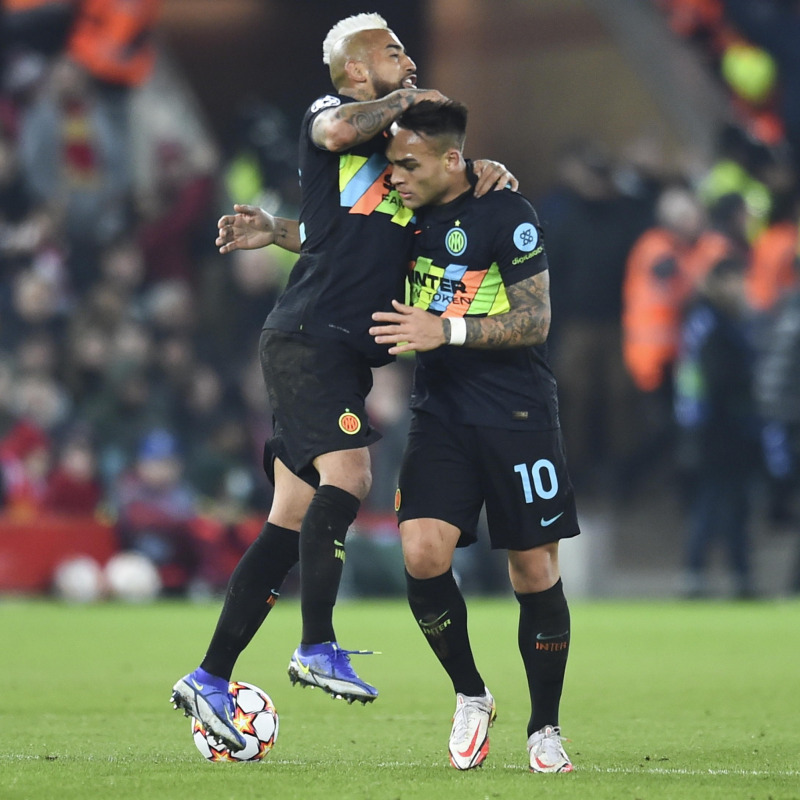 Lautaro Martinez e Arturo Vidal gioiscono per il gol