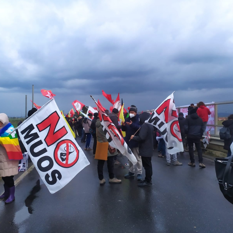 La manifestazione No Muos davanti alla base militare di Sigonella