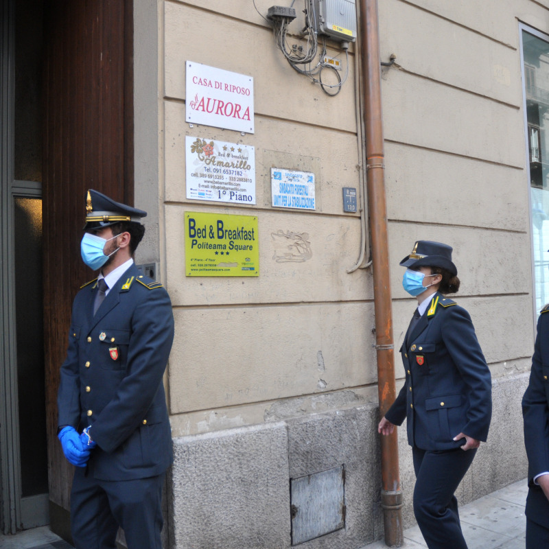 La Guardia di Finanza durante il sequestro della casa di riposo Bell'Aurora in via Emerico Amari