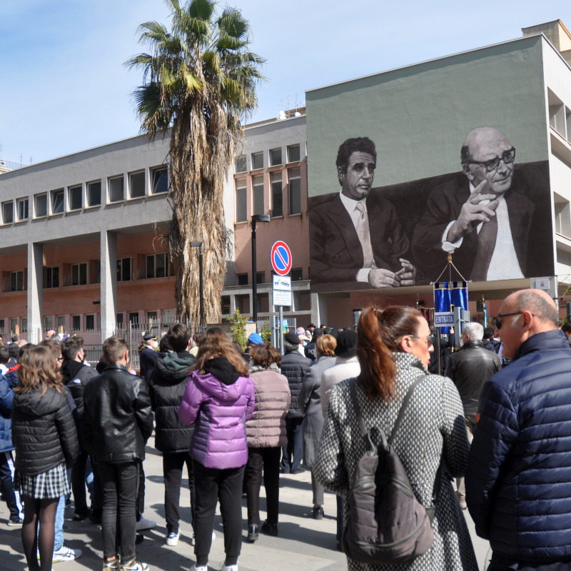 Il murales dedicato a terranova a Mancuso davanti alla scuola Piazzi