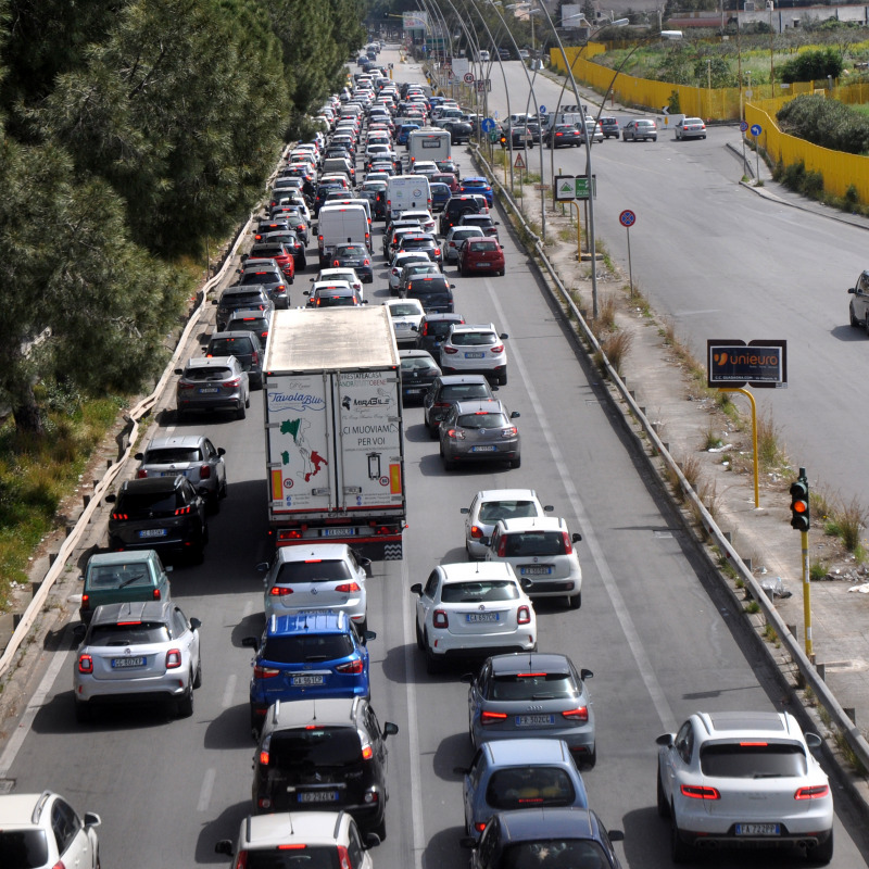 Il traffico in viale Regione (Foto di Alessandro Fucarini)