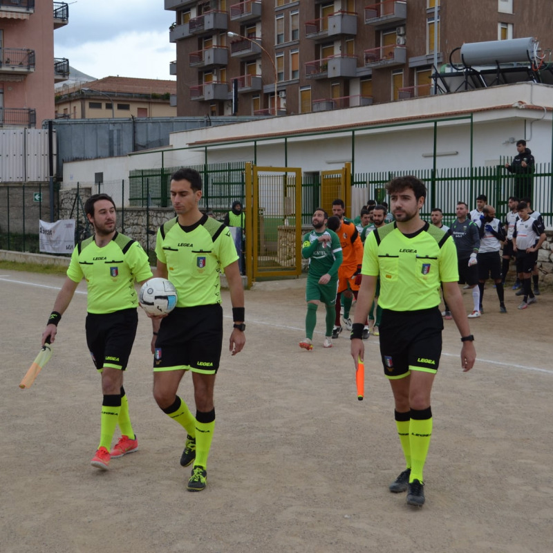 Ingresso in campo di arbitro, guardalinee e le squadre del Partinicaudace e del Casteldaccia (foto profilo Fb Asd Casteldaccia)