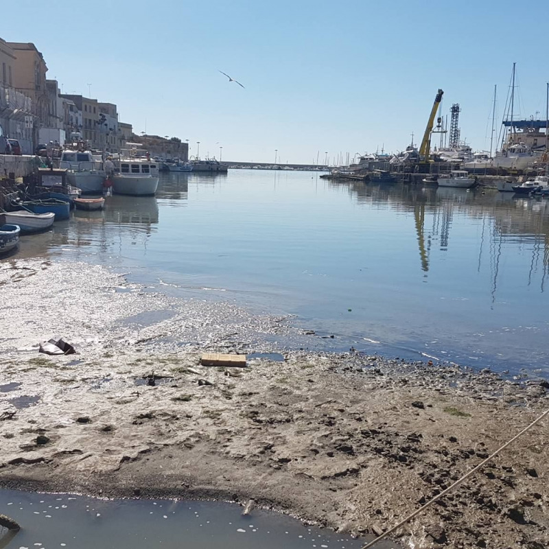 Le isole di sabbia nel porto canale di Mazara, che attende da anni il dragaggio