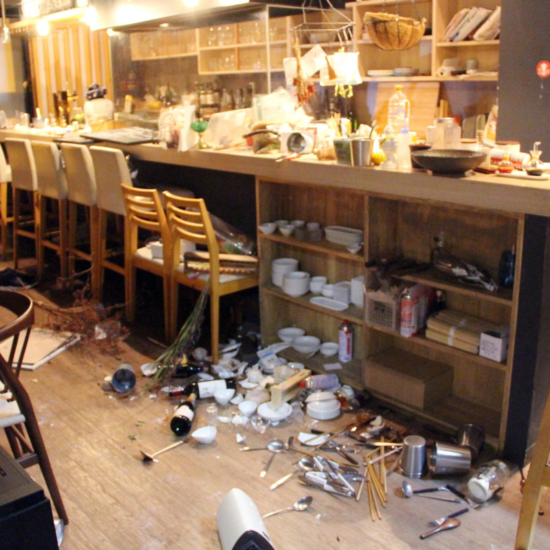 Un ristorante di Fukushima colpito dal terromoto