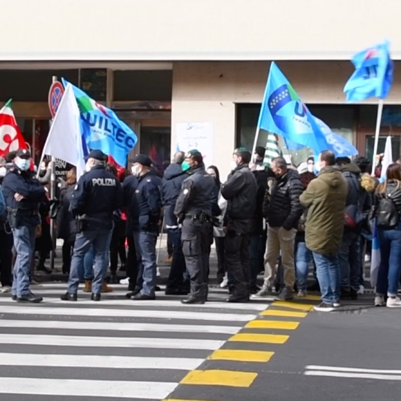 Una protesta di lavoratori della Pfizer di Catania dei giorni scorsi