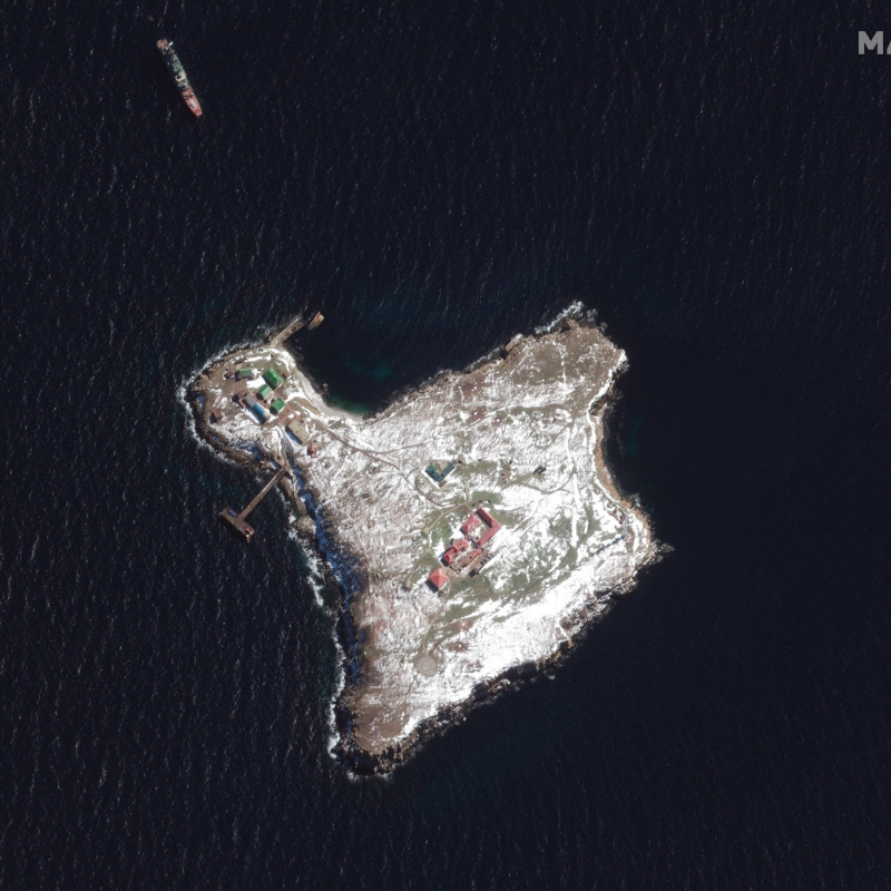 Un'immagine satellitare resa disponibile da Maxar Technologies mostra una nave identificata come nave da sbarco di classe Ropucha al largo dell'isola di Zmiinyi, o Snake Island, nel Mar Nero