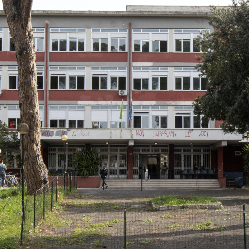 Una veduta esterna del liceo Eugenio Montale di Roma