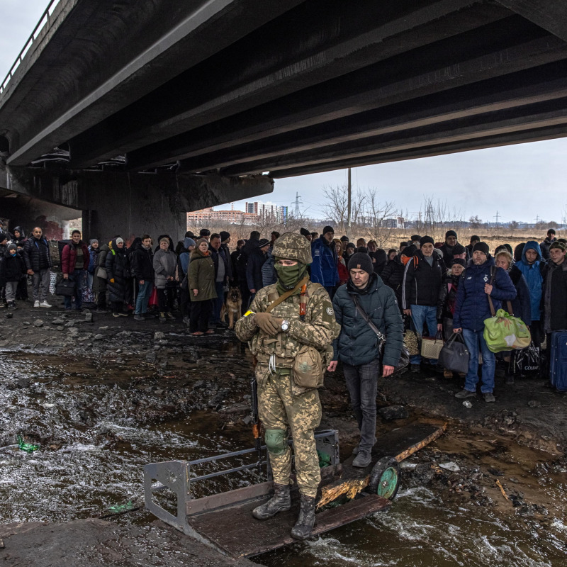 Civili nascosti sotto il ponte