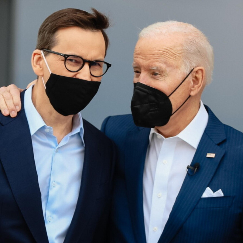 Joe Biden assieme Mateusz Morawiecki
