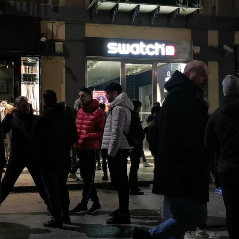 Ragazzi in fila nel cuore della notte a Palermo per acquistare il nuovo Swatch (Foto di Maria Vera Genchi)