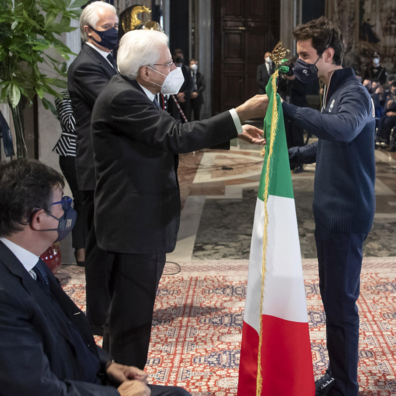 Giacomo Bertagnolli riceve dal presidente della Repubblica Sergio Mattarella la bandiera tricolore come alfiere della squadra paralimpica