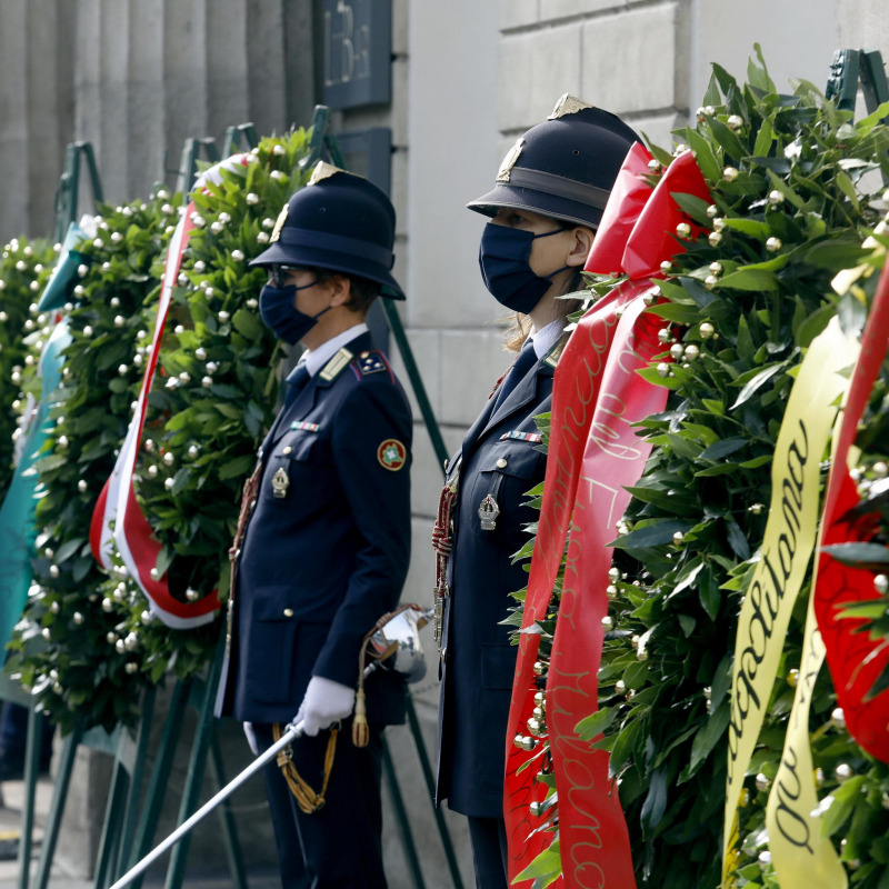 Un momento della cerimonia di commemorazione del 2021 per le cinque vittime della strage di via Palestro, a Milano