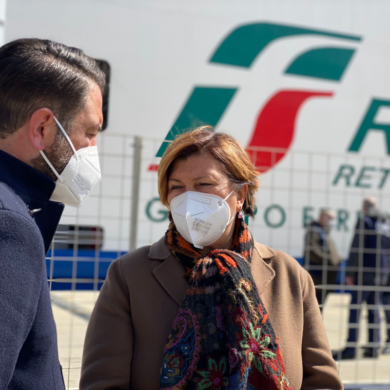 Vera Fiorani con il sottosegretario Giancarlo Cancelleri al porto di Messina per l'inaugurazione del traghetto