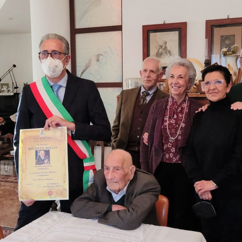 Festa per i 106 anni di Michele Rallo. Con lui i figli e anche il vicesindaco Paolo Ruggieri