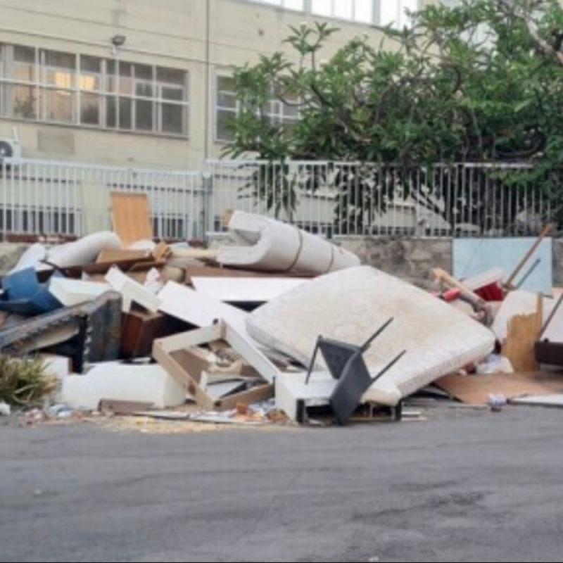 I rifiuti abbandonati davanti alla scuola Marabitti