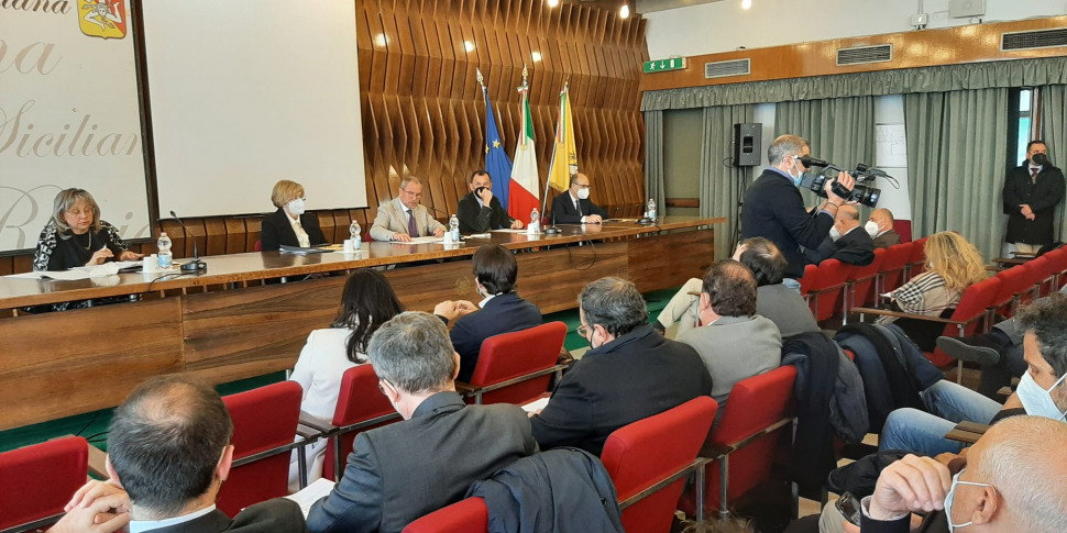 https://assets.gds.it/2022/03/tavolo-Pfizer-PalaRegione-Catania-970x485.jpg