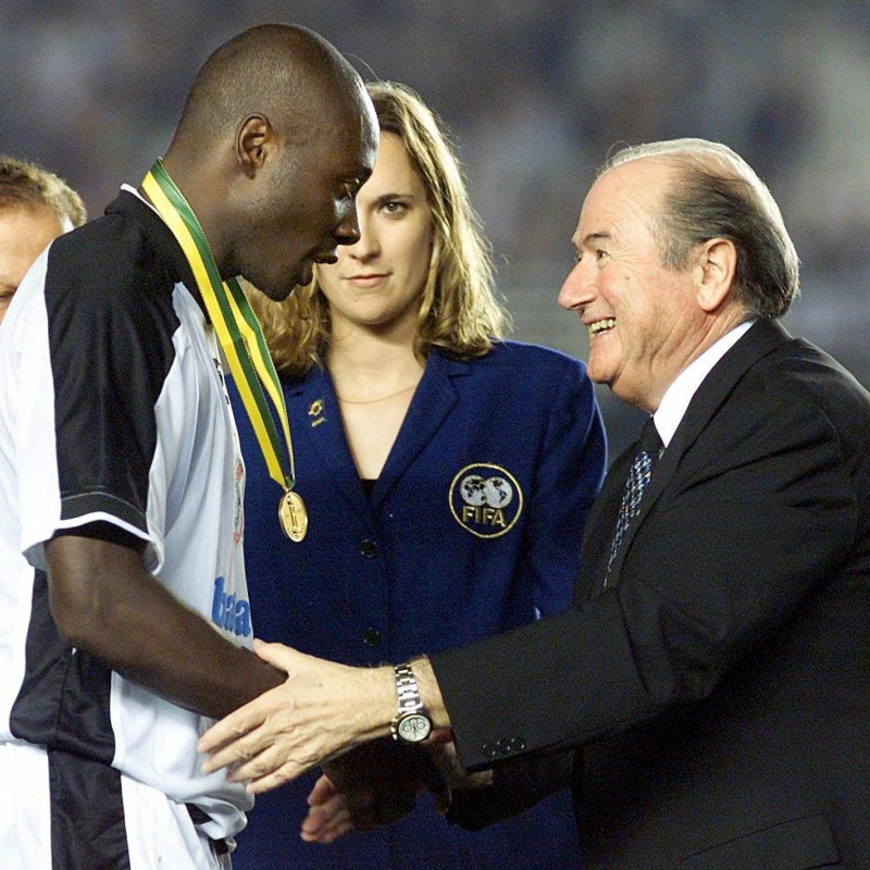 Freddy Rincon nel 2000 con l'allora presidente della Fifa Joseph Blatter