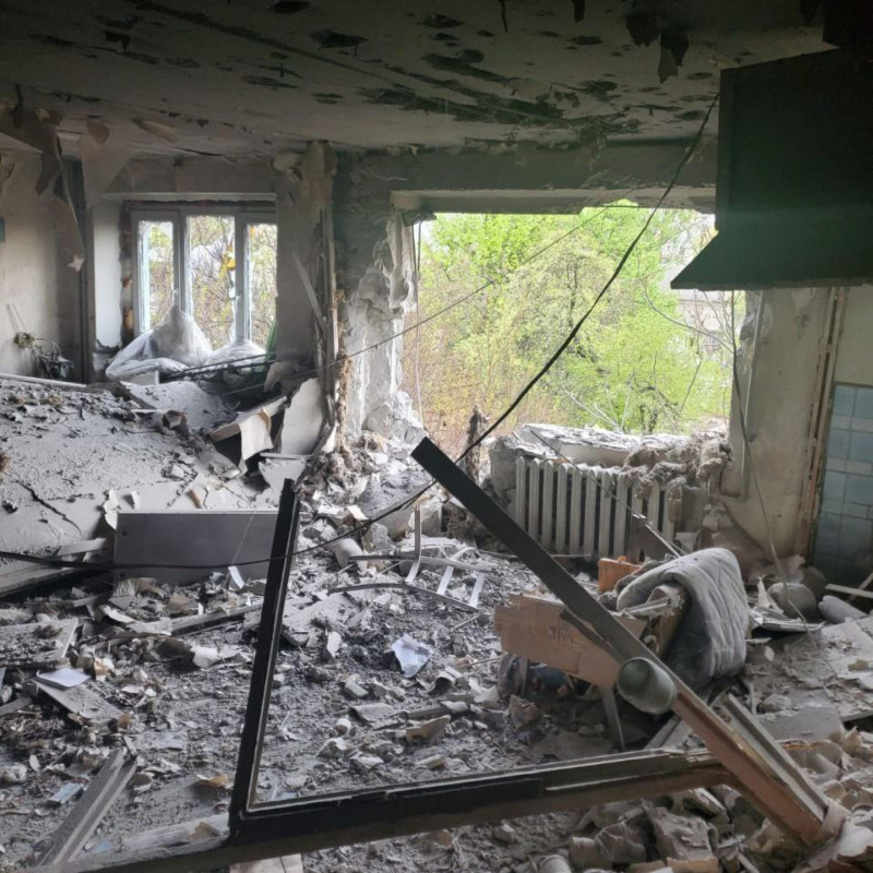 Case ed edifici in fiamme dopo bombardamenti nella regione di Luhansk, in Ucraina