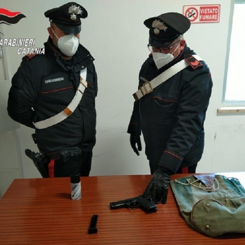 I carabinieri di Vizzini con la pistola sequestrata