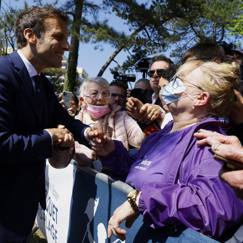 Emmanuel Macron tra i suoi sostenitori