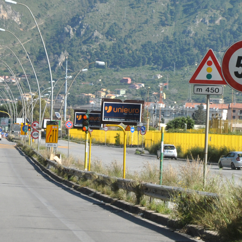 Uno dei cartelli con il limite di 50 all'ora in prossimità del Ponte Corleone (foto di Alessandro Fucarini)